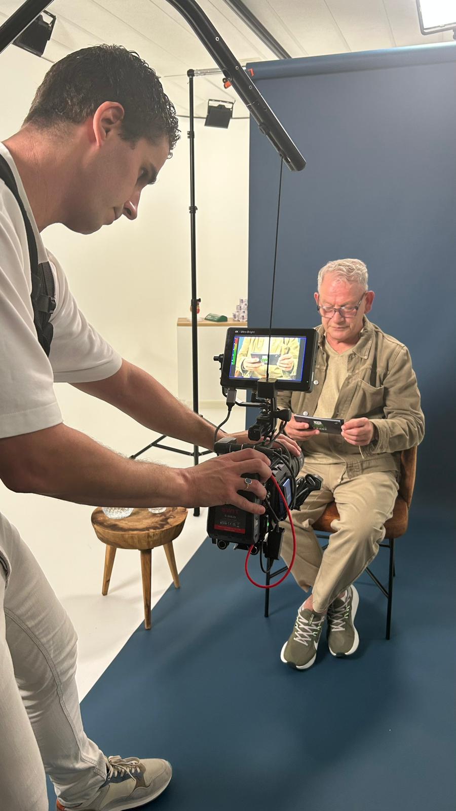 Een docent (NL) oefent zijn tekst voor de camera